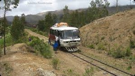 colectivo por las vias.jpeg