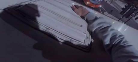 hmbre en la noche por los tejados.jpg